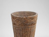 Ame 27  Ame 27, Peru, Zentral- oder Südküste, Inka, Später Horizont, Inka, ca. 1470-1532 n. Chr., Becher, kero, Holz, H 8,7 cm, Dm Mündung 7,5 cm, Dm Boden 5 cm : Museumsfoto: Claus Cordes, Bestandskatalog Ethnologie